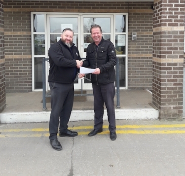 Mark Payne congratulating Pete on his 25 years’ service. 